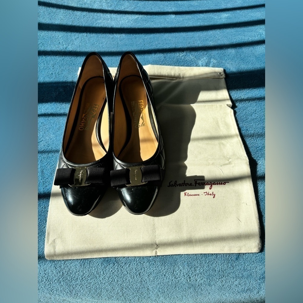 Ferragamo Vara Bow Pumps Black Patent Leather Heels Size 8.5 B - Picture 12 of 14
